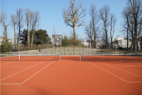 Aanleg kunstgras hockeyveld en tennisvelden in zandkunstgras Redcourt - Sportinfrabouw NV